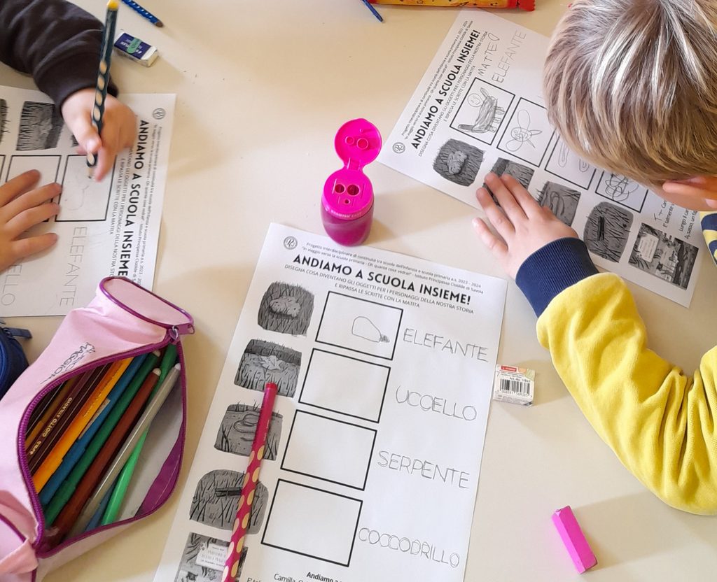 Bambini al lavoro su una scheda ispirata all’albo Andiamo a scuola insieme di Daniela Kulot